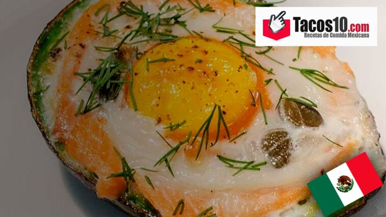 Aguacate con salmón y huevo