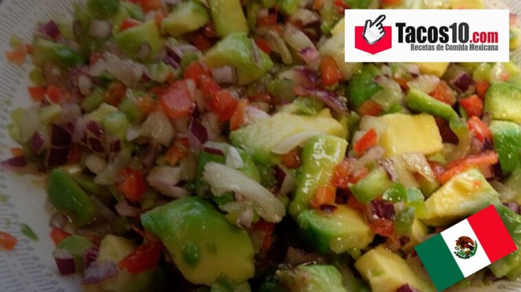 Aguacate con tomate y cebolla