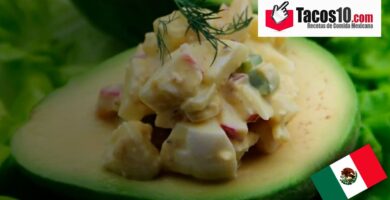 Aguacate relleno de huevo cocido