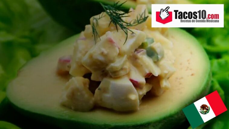 Aguacate relleno de huevo cocido