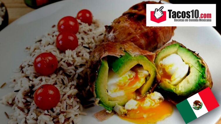Aguacate relleno de huevo envuelto en tocino