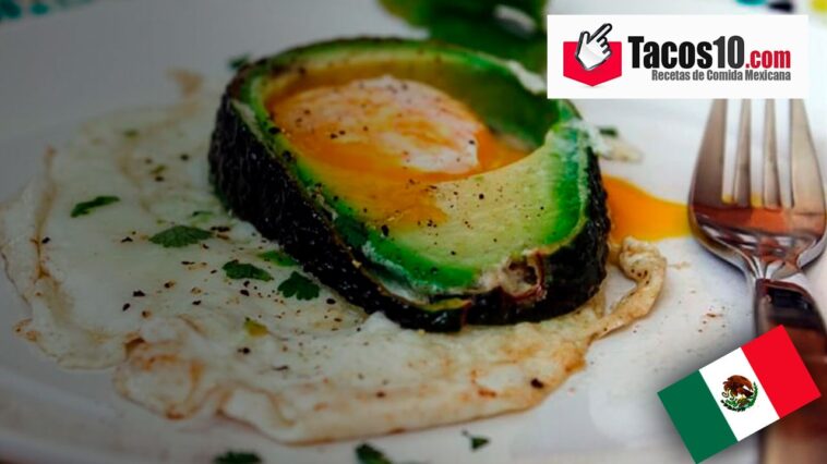 Aguacate relleno de huevo frito