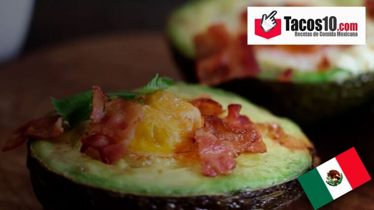 Aguacate relleno de huevo y bacon