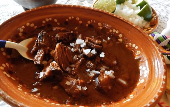 Birria, historia y origen de un platillo tradicional mexicano (+Recetas)