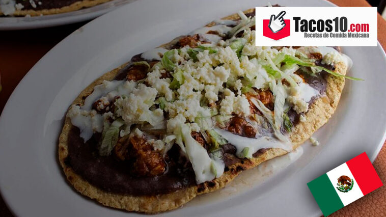 Huarache de frijoles y queso