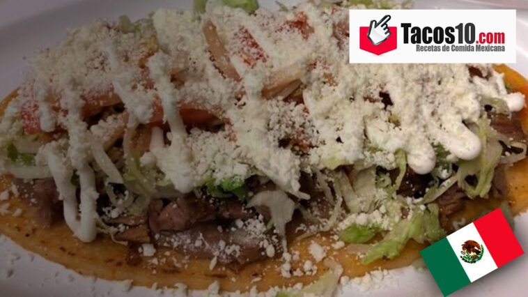 Huaraches de carnitas de puerco