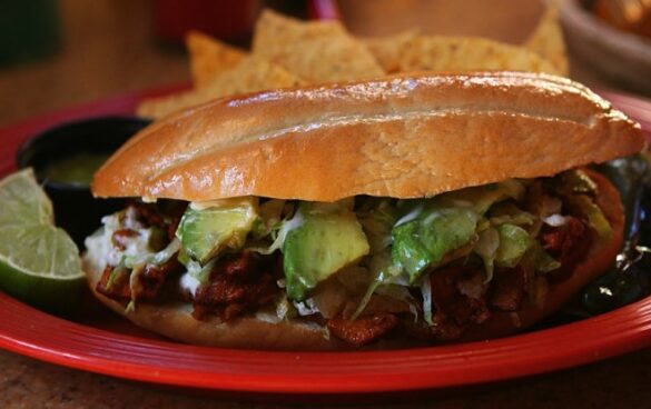 Tortas: Origen e Historia de la Gastronomía Mexicana (+Recetas)